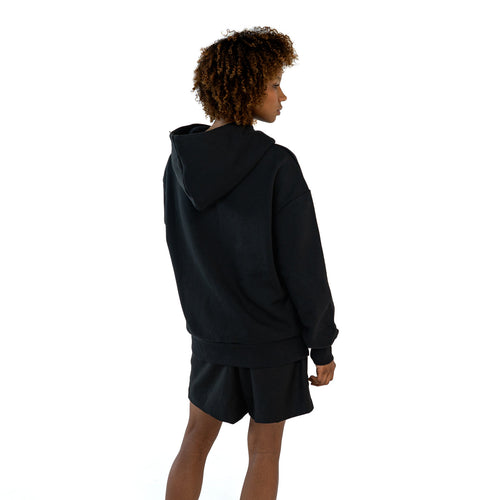 TenProcentr CHIFFON Heavyweight Hoodie in Schwarz, seitliche Rückansicht am Model mit oversized Schnitt und Kapuze
