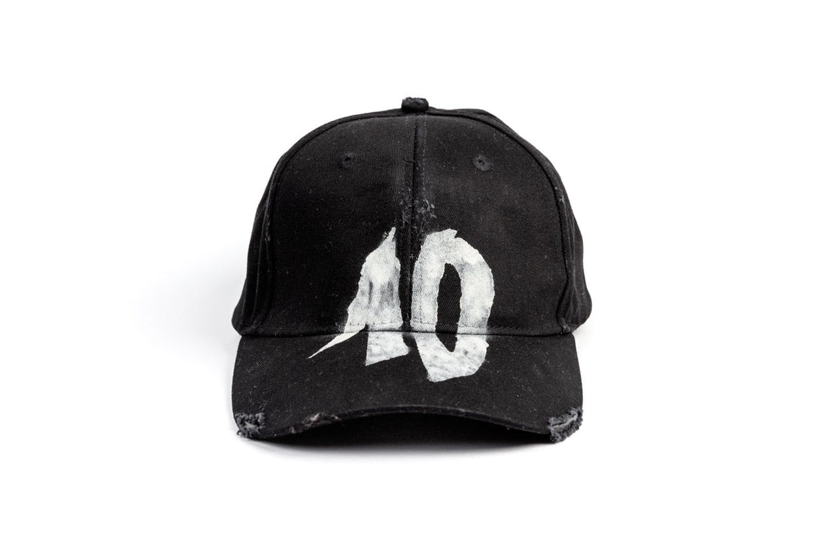 TenProcentr DIX Baseball Cap in Schwarz, Frontansicht mit weißer 10-Stickerei und Used-Look am Schirm