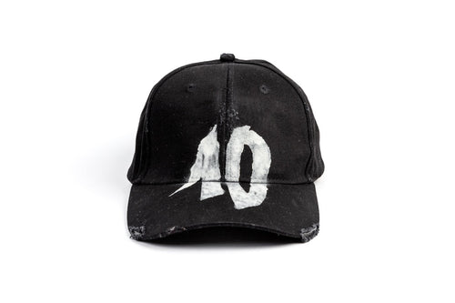 TenProcentr DIX Baseball Cap in Schwarz, Frontansicht mit weißer 10-Stickerei und Used-Look am Schirm