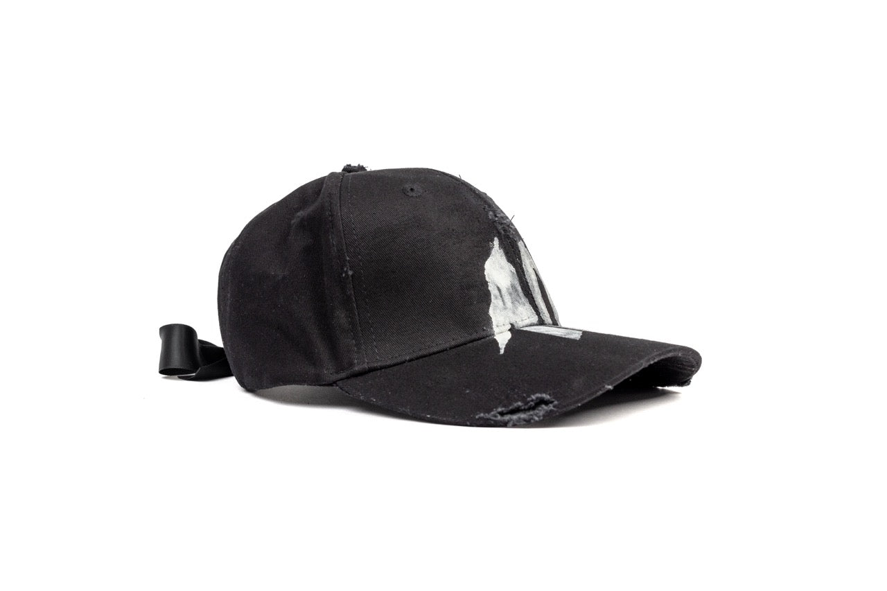 TenProcentr DIX Baseball Cap in Schwarz, Seitenansicht mit Distressed-Schirm und Satinband-Verschluss