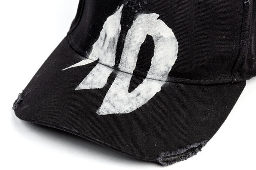 TenProcentr DIX Baseball Cap Detailaufnahme der weißen 10-Stickerei im Vintage-Stil auf schwarzem Stoff