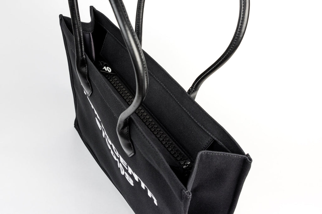 TenProcentr DIX Canvas Tote Bag, Ansicht von oben mit offenem Zipper-Verschluss und Innenraum in Schwarz