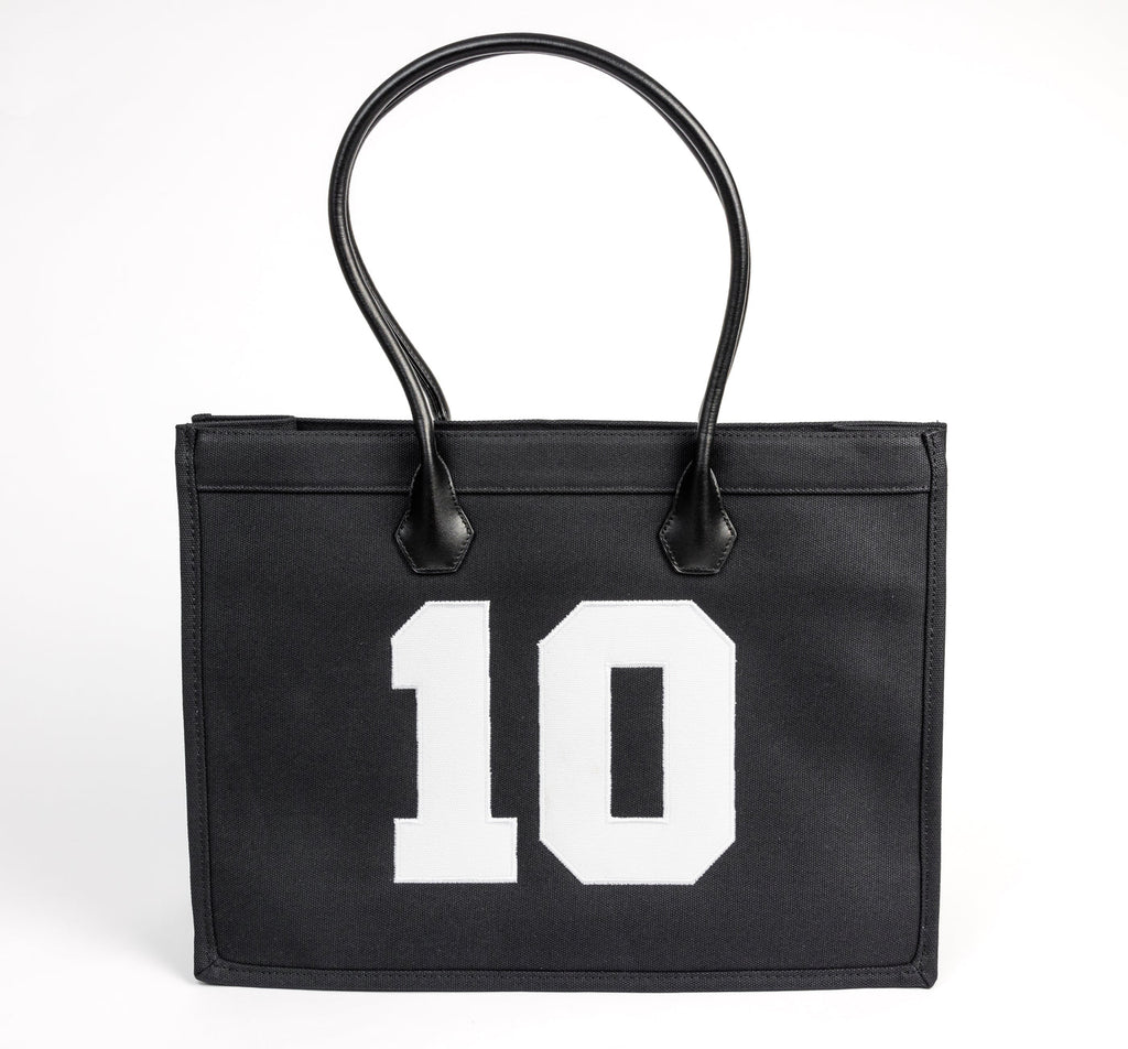 TenProcentr DIX Canvas Tote Bag in Schwarz, Frontansicht mit weisser 10-Applikation und schwarzen Lederhenkeln