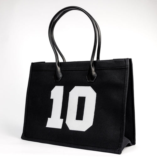 TenProcentr DIX Canvas Tote Bag in Schwarz, Seitenansicht mit grosser weisser 10-Applikation und Lederhenkeln