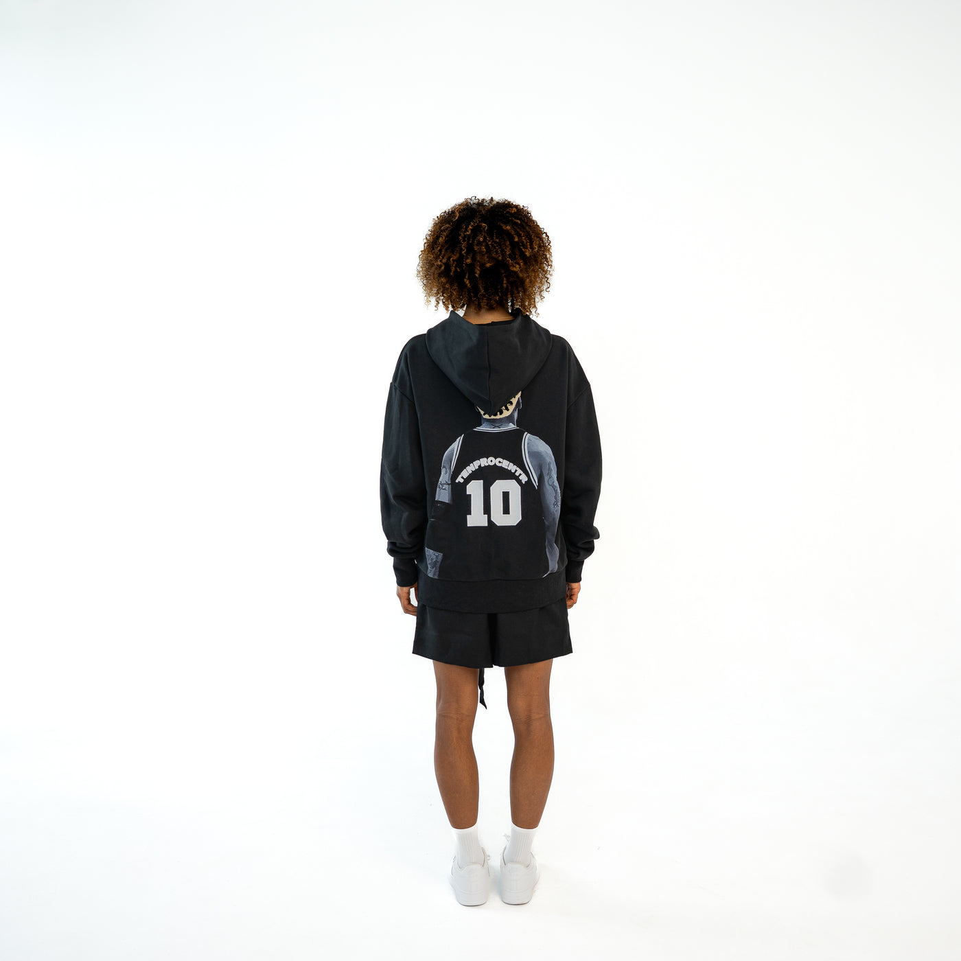 TenProcentr EN MARGE Heavyweight Hoodie schwarz, Rückansicht mit Basketball-Print und TENPROCENTR 10