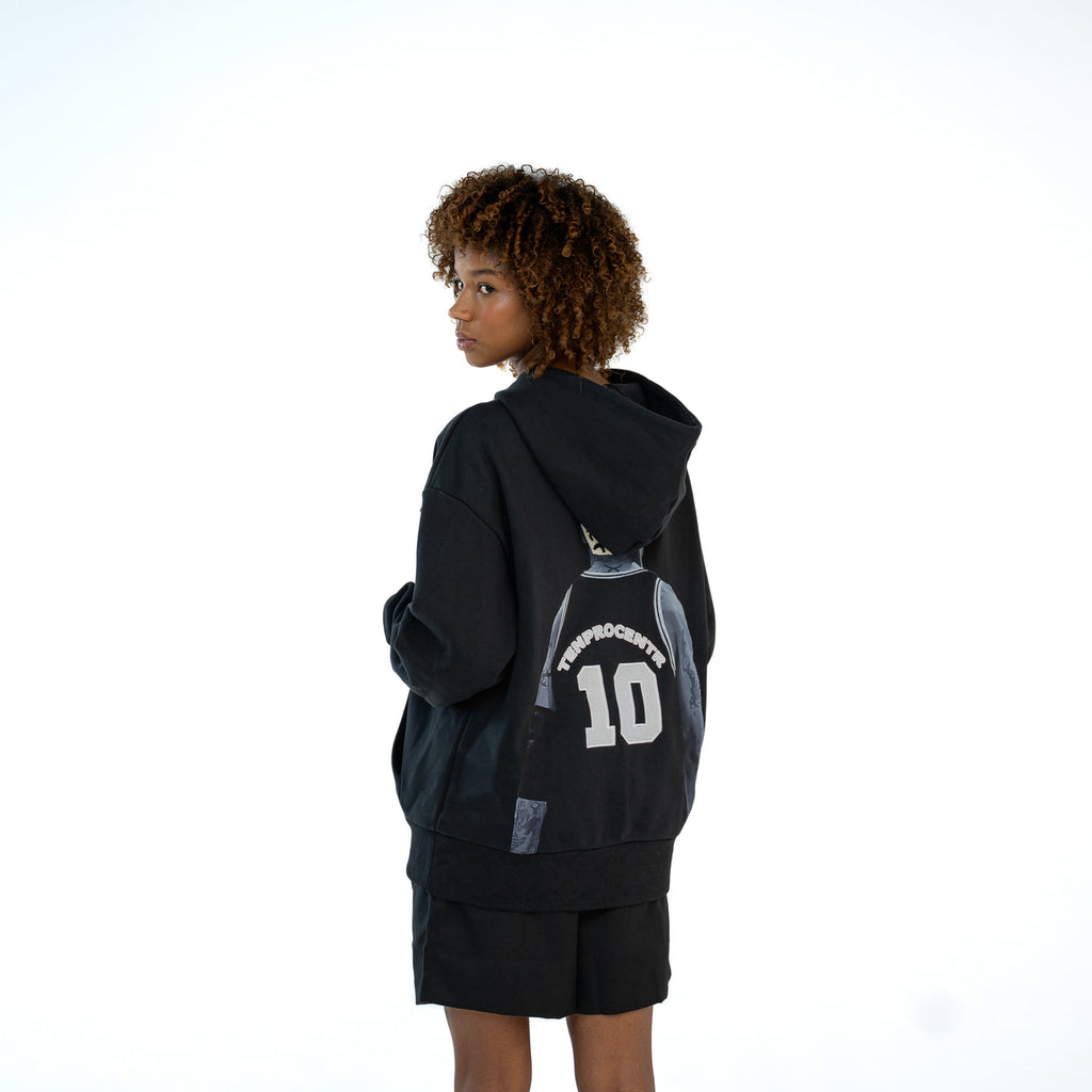 TenProcentr EN MARGE Heavyweight Hoodie schwarz, Rücken-Print-Detail mit Trikot-Grafik in Dreiviertelansicht