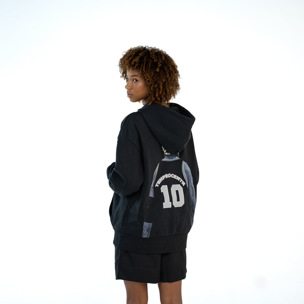 TenProcentr EN MARGE Heavyweight Hoodie schwarz, Rücken-Print-Detail mit Trikot-Grafik in Dreiviertelansicht