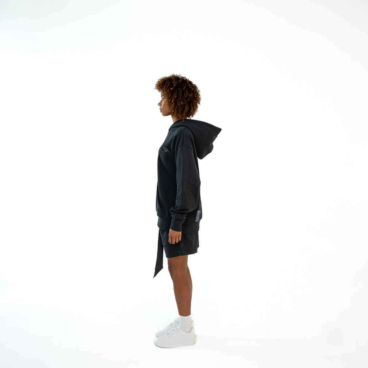 TenProcentr EN MARGE Heavyweight Hoodie in Schwarz, Seitenprofil am Model zeigt Oversized-Schnitt und Kapuze