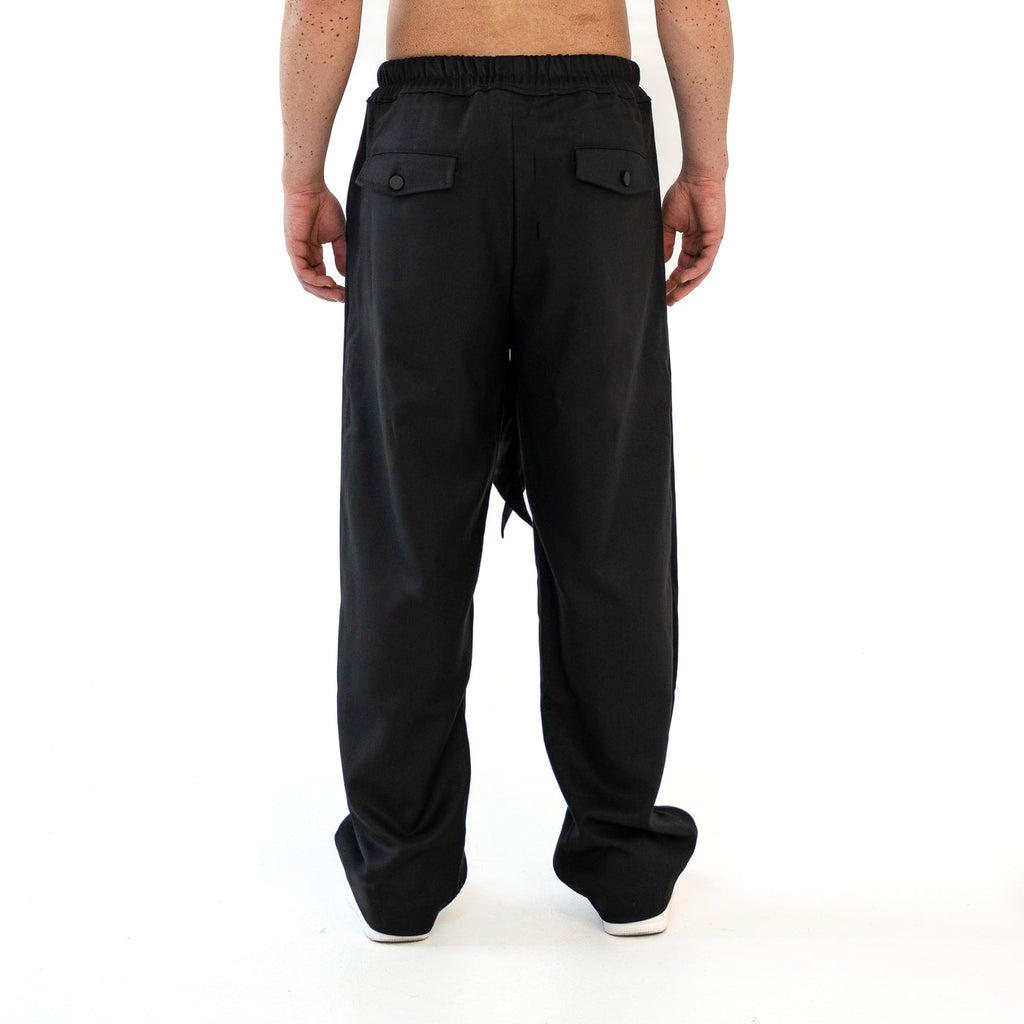 TenProcentr VALLET Tailored Pants von hinten am Model, Rückansicht mit zwei Pattentaschen und Naht