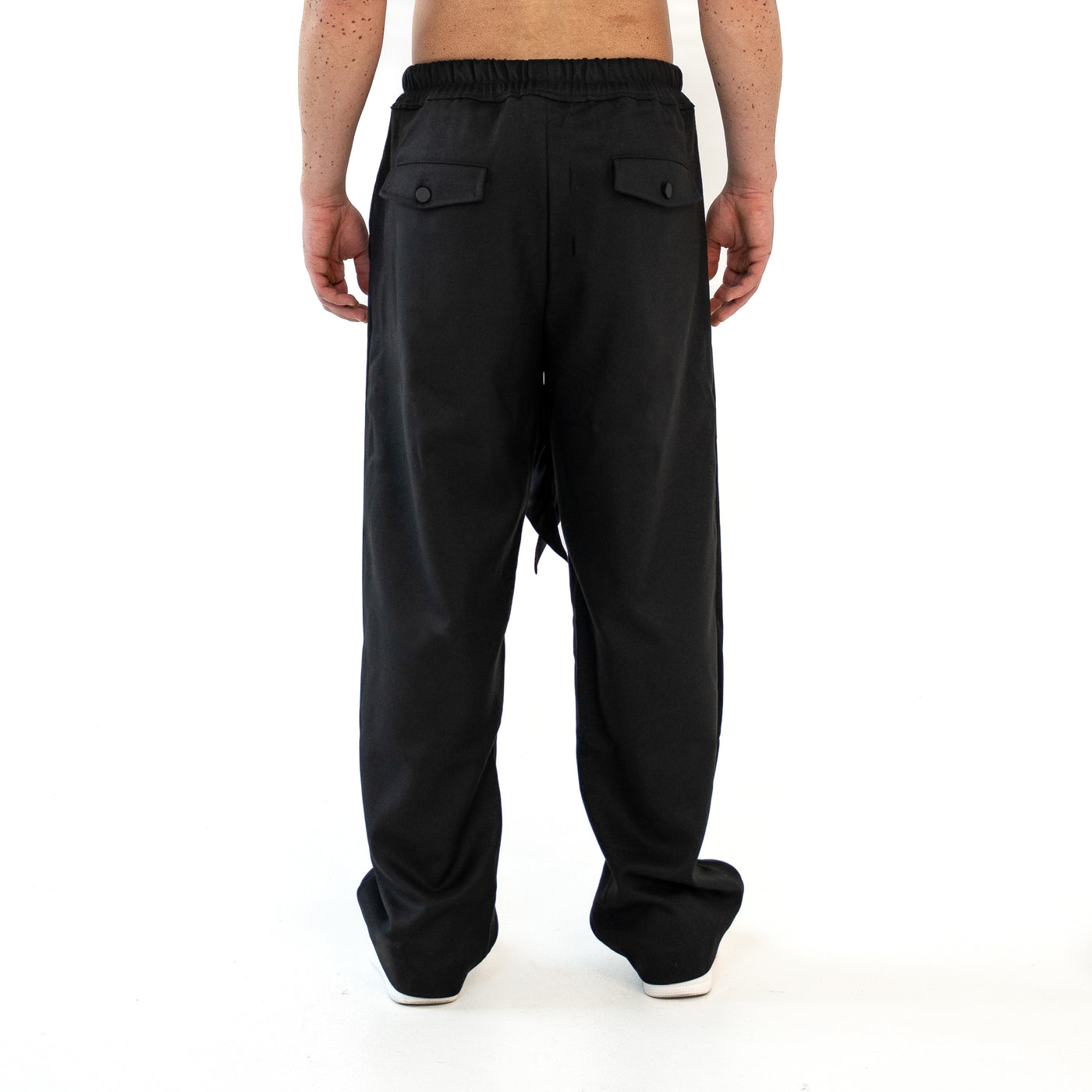 TenProcentr VALLET Tailored Pants von hinten am Model, Rückansicht mit zwei Pattentaschen und Naht
