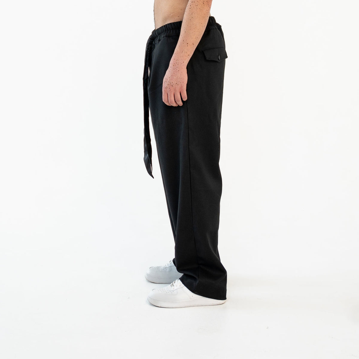 TenProcentr VALLET Tailored Pants in der Seitenansicht am Model mit Pattentasche und geradem Beinfall