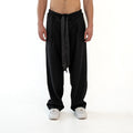 TenProcentr VALLET Tailored Pants in Schwarz, Vorderansicht am Model mit hängendem Satin-Kordelzug