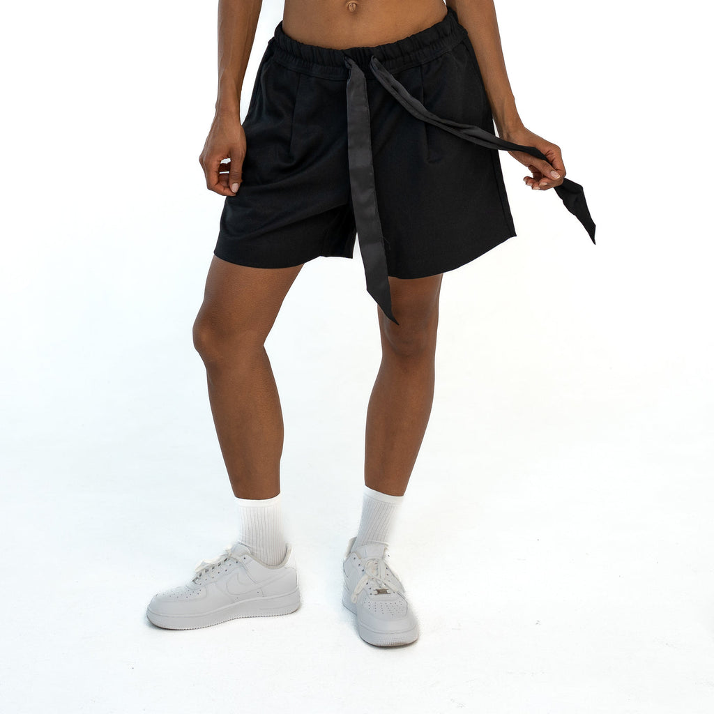 TenProcentr VALLET Tailored Shorts en noir, vue de face sur mannequin avec cordon en satin noué de manière lâche