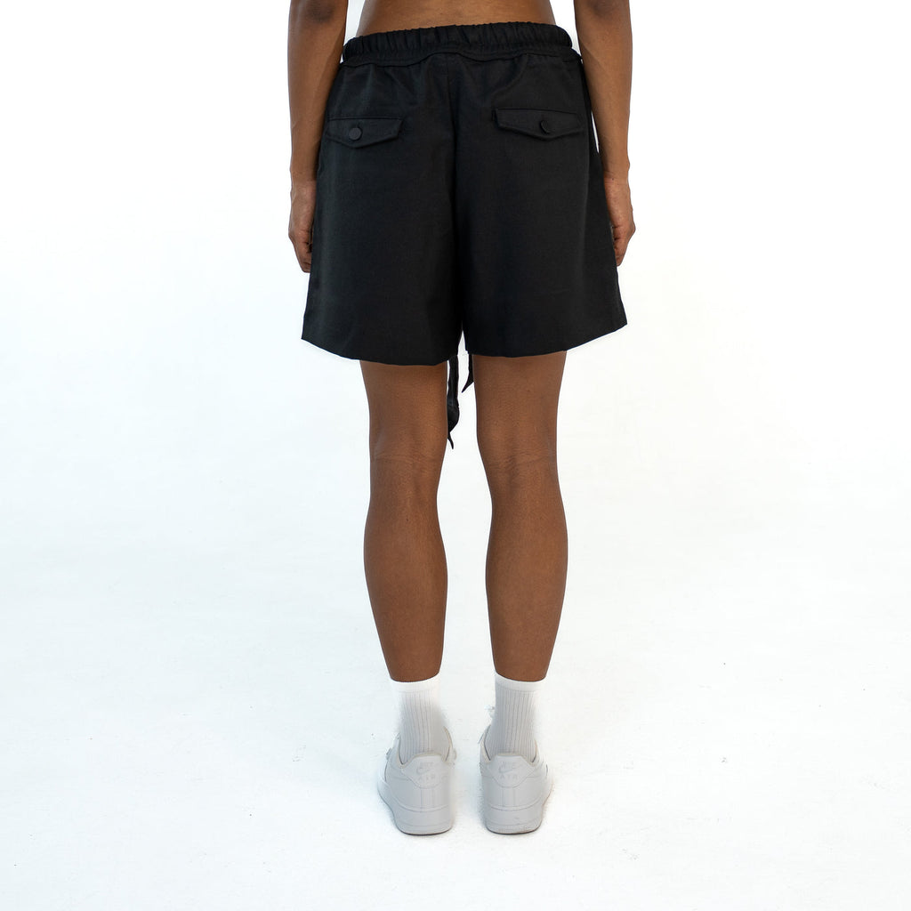 TenProcentr VALLET Tailored Shorts en noir, vue de dos sur mannequin avec deux poches à rabat et taille élastiquée
