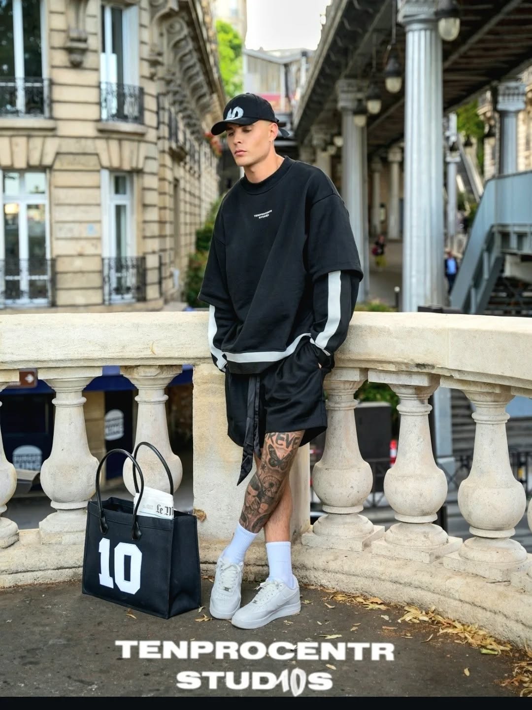 TenProcentr Studios Paris-Editorial, Full-Look mit 10-Tote-Bag am Säulengang