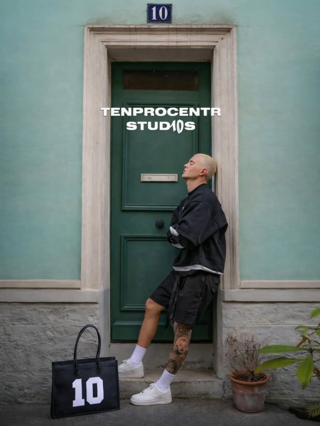 TenProcentr Model an Tür Nr. 10, schwarzes Set mit 10-Tote-Bag